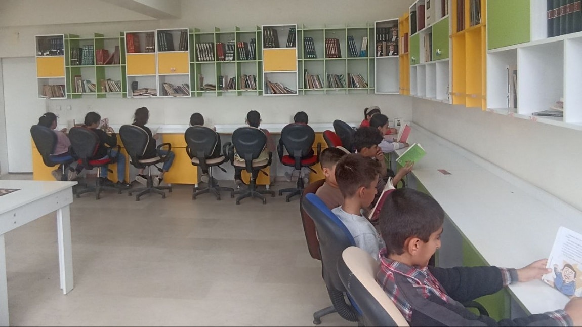OKULUMUZDA KÜTÜPHANE HAFTASI KAPSAMINDA ''Kütüphanelerdeyiz'' ETKİNLİĞİ DÜZENLENDİ.